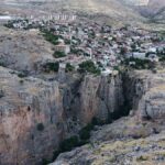 diyarbakir-cunguste-168-metre-yuksekteki-kayalikta-ev-ve-bahce-kopruyle-baglaniyor-lwOsfvYO